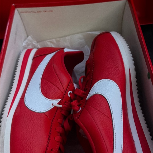 Nike stranger Things Crimson and White Athletic Shoes - Picture 4 of 6